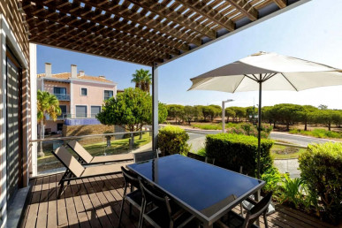 Contemporary Two-Bedroom Apartment with Rooftop Jacuzzi in Vale do Lobo, Property for sale in Almancil, Loulé, PP176475