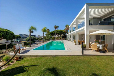 Elegant Four-Bedroom Villa with Panoramic Sea Views in Vale do Lobo, Property for sale in Almancil, Loulé, PP176476