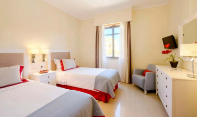 Sunlit 2-Bedroom Top-Floor Apartment Overlooking the Pool in The Residences, Property for sale in Vilamoura, Albufeira, PP176466