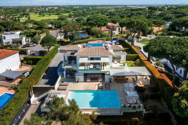 Frontline Golf Living: A Seven-Bedroom Family Residence in Quinta do Lago, Property for sale in Almancil, Loulé, PP176507
