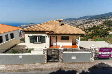 STUNNING 5-BEDROOM VILLA WITH PANORAMIC FUNCHAL & OCEAN VIEWS, Property for sale in PP176565