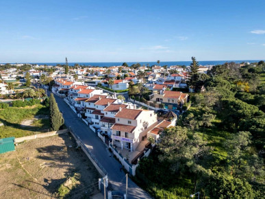 Renovated end-of-terrace home with guest accommodation in Albufeira, Property for sale in PP176594
