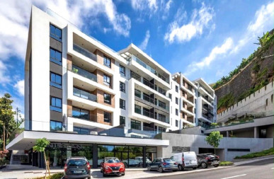 Modern 2-Bed Apartment with Pool and Active AL Licence, Walking Distance to Funchal Centre, Property for sale in PP176664