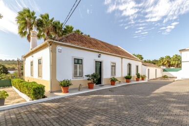 4 bedroom Property in Azambuja, Property for sale in JL-100643