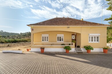 4 bedroom Property in Azambuja, Property for sale in JL-100643