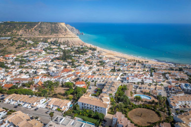 Modern 2-Bed Coastal Haven with Sea Views, Pool Access & Unbeatable Walkability to the Beach, Property for sale in Praia da Luz, Lagos, PP176635