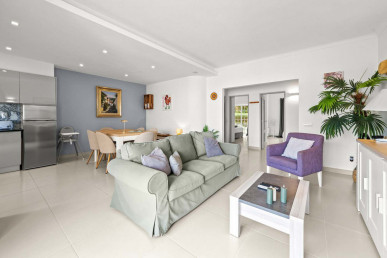 Modern 2-Bed Coastal Haven with Sea Views, Pool Access & Unbeatable Walkability to the Beach, Property for sale in Praia da Luz, Lagos, PP176635