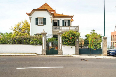 Timeless Madeira Villa with Panoramic Funchal Bay Views, Property for sale in Funchal, Madeira, PP176586